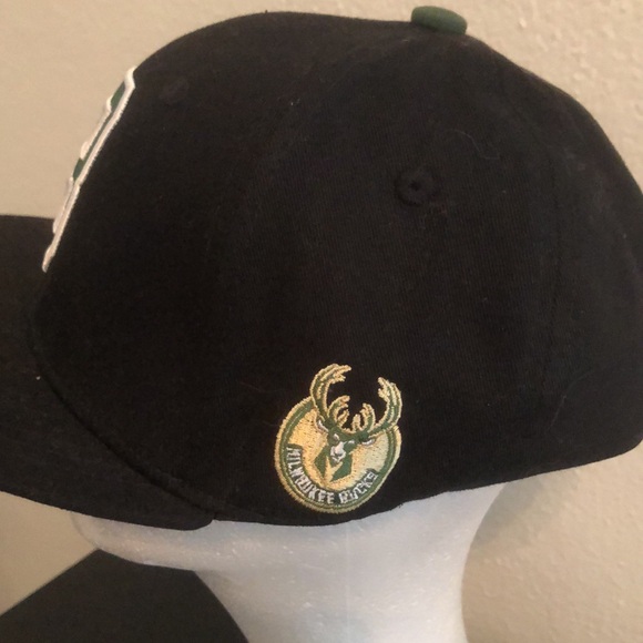 Melonwear Men's Snapback Hat Black Embroidered Milwaukee Bucks Logo - Picture 2 of 4